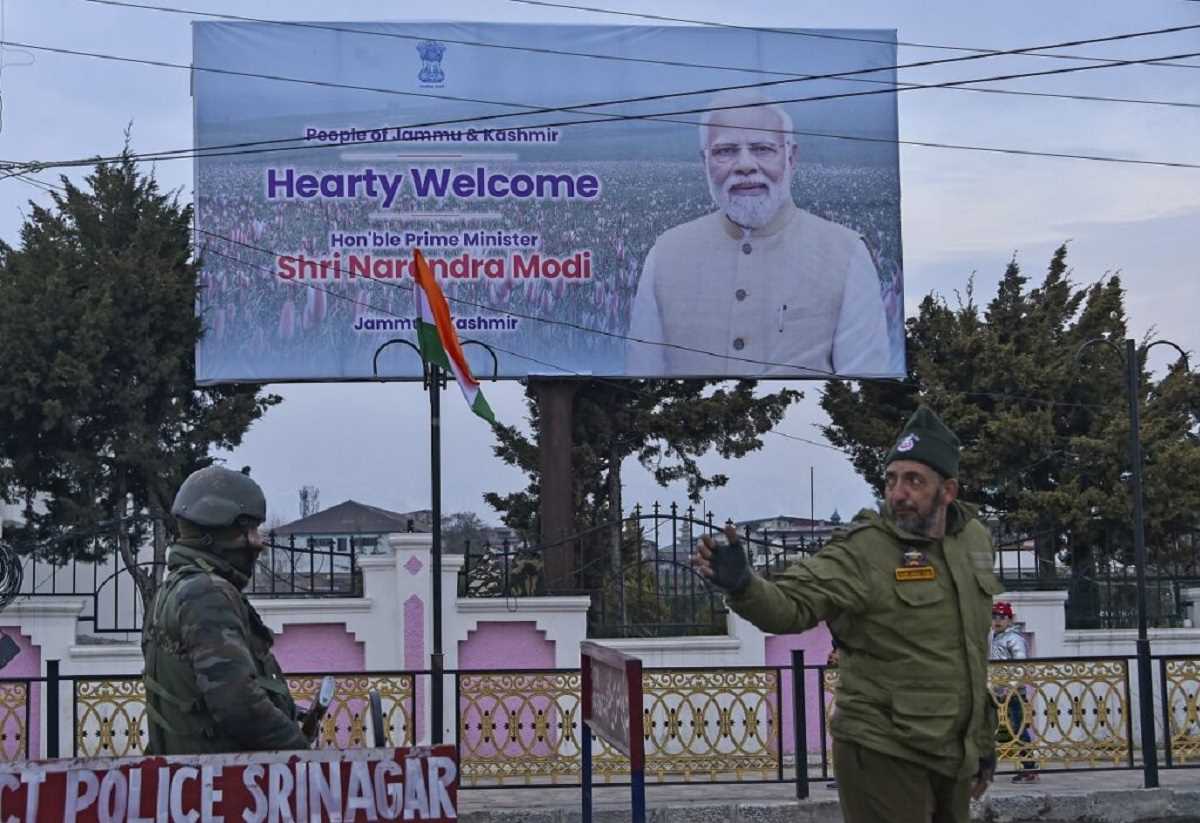 पीएम मोदी के स्वागत के लिए श्रीनगर तैयार, लोगों में खुशी का माहौल